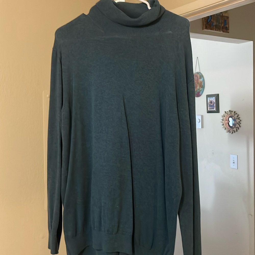 Dark green men’s XL turtleneck